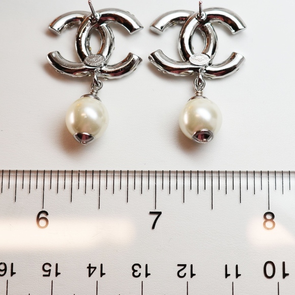 SOLD 🛒🛍 CHANEL CC LOGO PEARL DROP EARRINGS - Picture 8 of 8